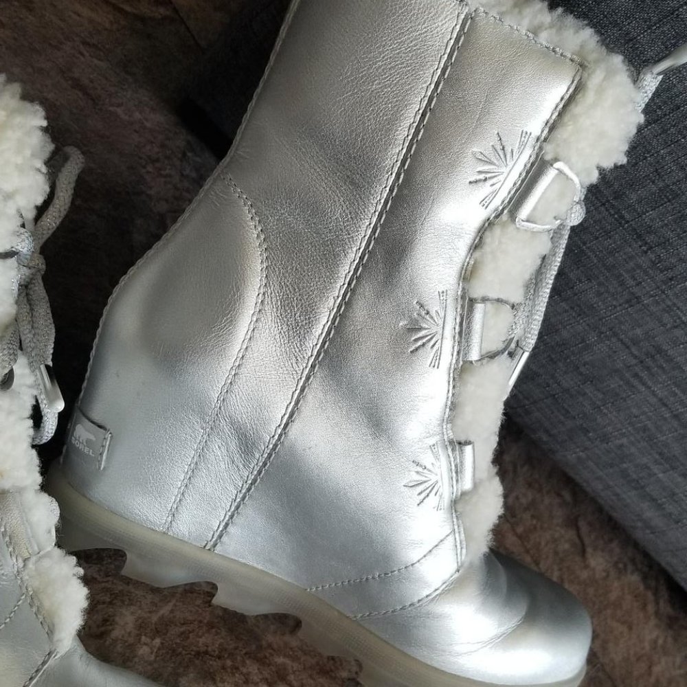 Sorel Women's Size 7 Disney Frozen Boots